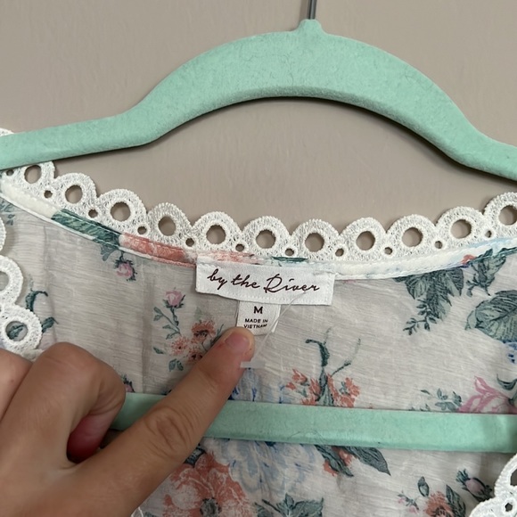 Dainty peplum top - Picture 2 of 3